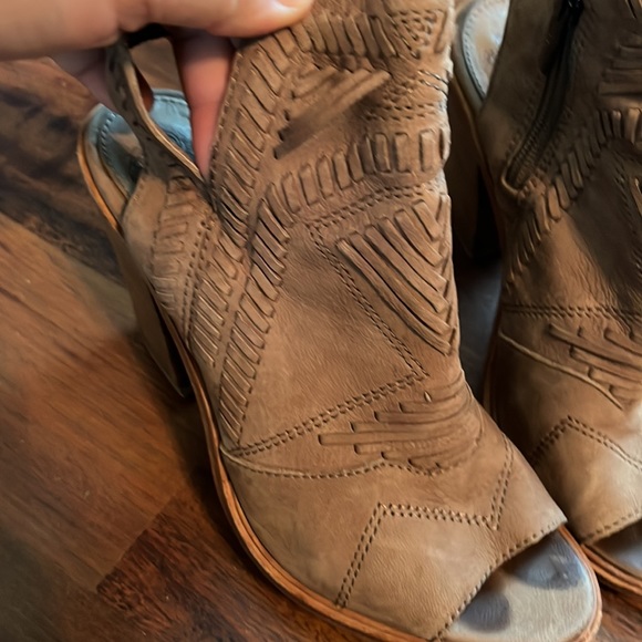 Vince Camuto Karinta Tan Neutral Aztec Open Toe Heels - Picture 8 of 11